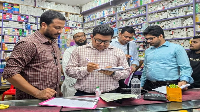 মহেশখালীতে মোবাইল কোর্ট অভিযান মেয়াদোত্তীর্ণ ও অনুমোদনহীন ঔষধ বিক্রি: ৩ ফার্মেসিকে জরিমানা!